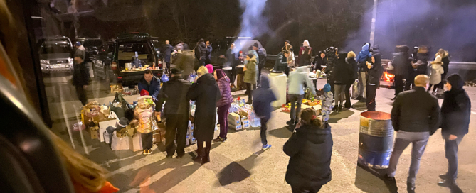 JCU-John-Local-people-hand-out-food-to-people-leaving-1