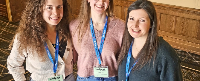 Yolande-Siddon-and-grad-students-prairie-swine-centre-story